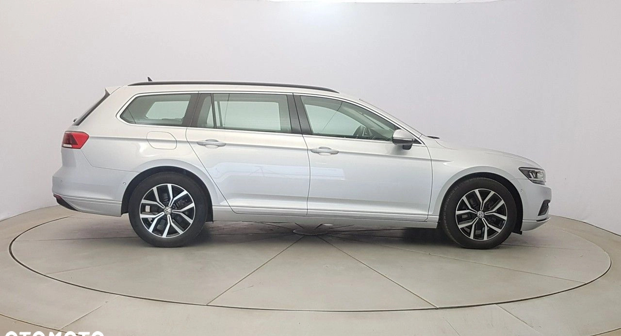 Volkswagen Passat cena 126900 przebieg: 74000, rok produkcji 2019 z Golina małe 562